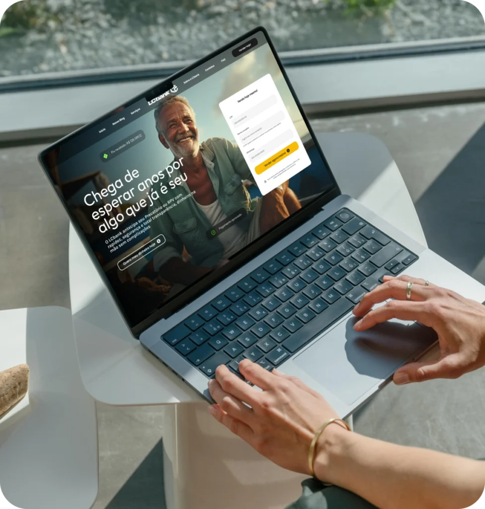 Laptop com site do LG Bank aberto, homem sorrindo e informações sobre seguros.